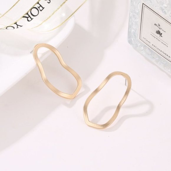 Gold Wavy Oval Geometric Stud Earring - Picture 2 of 2